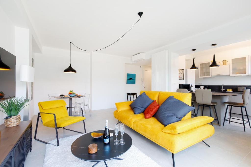 Wam YourHostHelper, Cannes