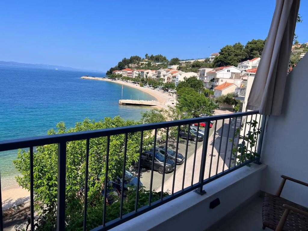 Beachfront Apartments SINAJKO — Hotel in Podgora