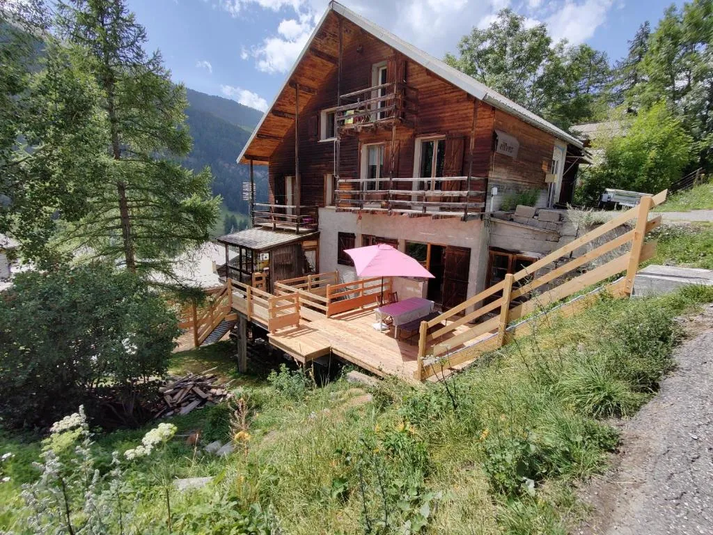 Chambre d'hôtes Chalet AILLEURS，位于凯拉地区莫利讷的酒店