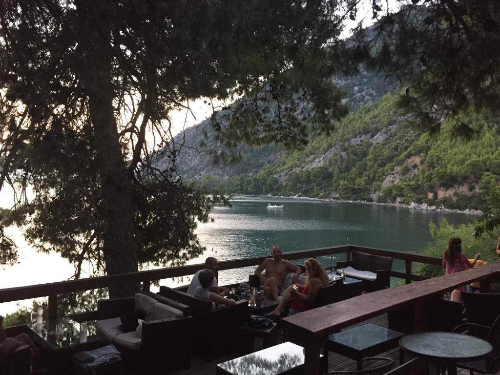 Krinides Place, Nerotriviá