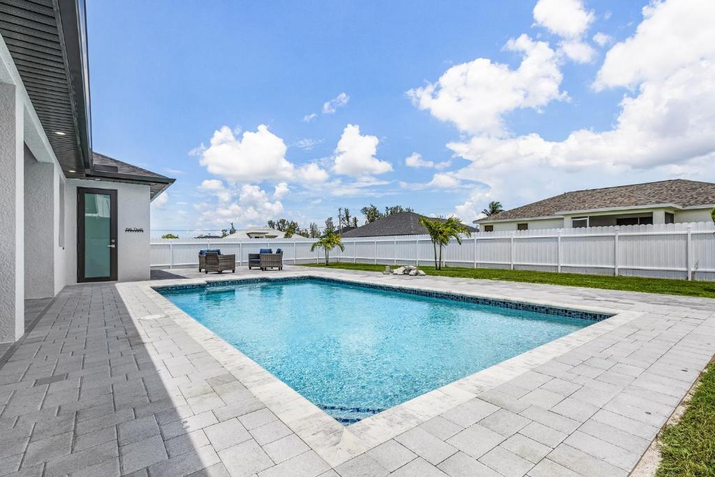 Like a shiny new penny! - Brand new home with heated pool - Villa Sunburst, Cape Coral