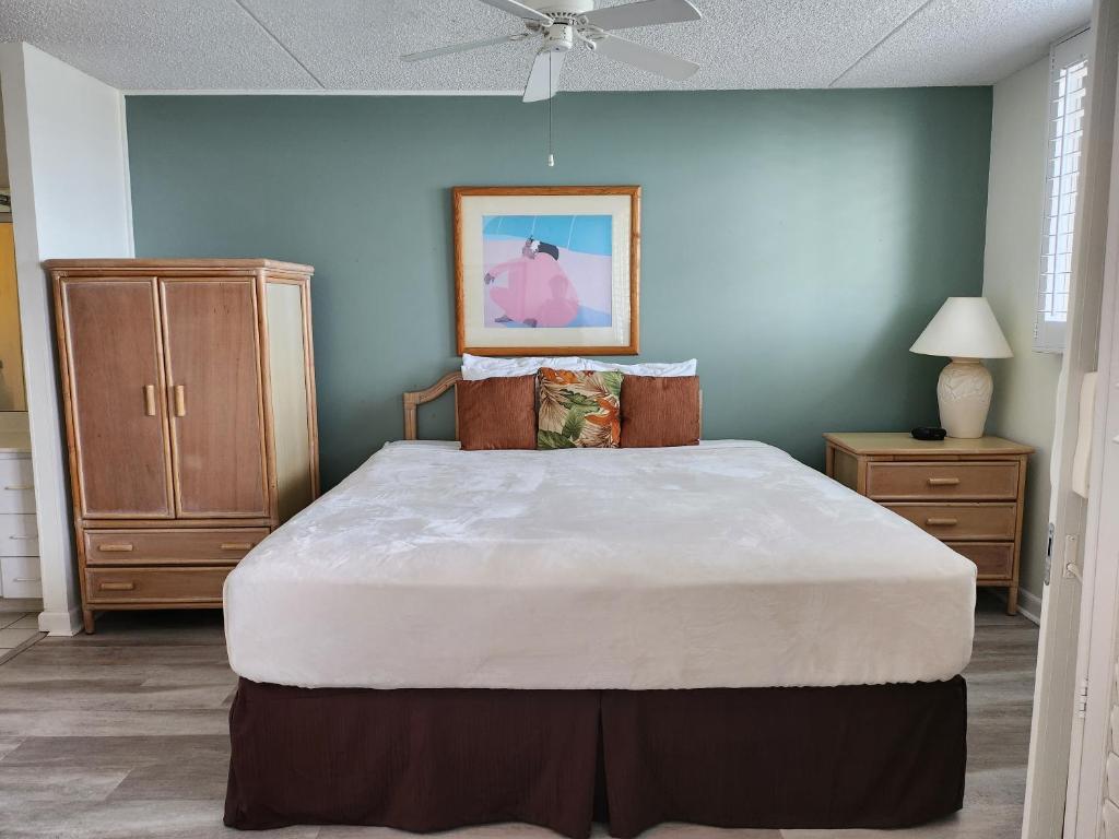 Private One Bedroom Condo, with Corporate Rental Car Savings Code Included, Free Onsite parking — Hotel in Honolulu (HI)