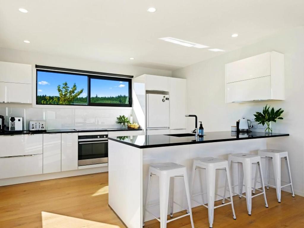 Peninsula Peaks - Wanaka Holiday Home, Wanaka