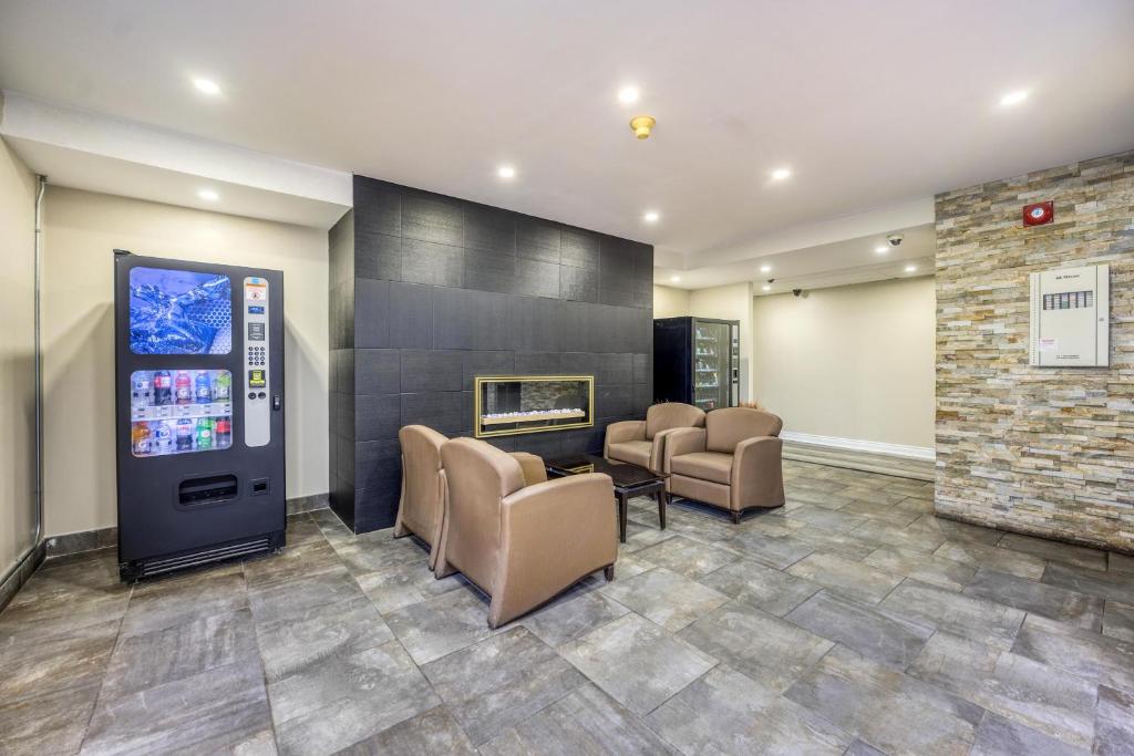 Travelodge by Wyndham Sarnia photo
