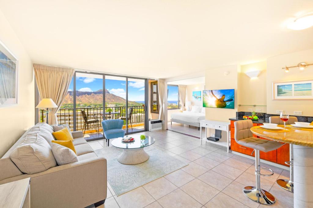 Diamond Head Views Retreat with Free Parking & Near Waikiki Beach!, Honolulu