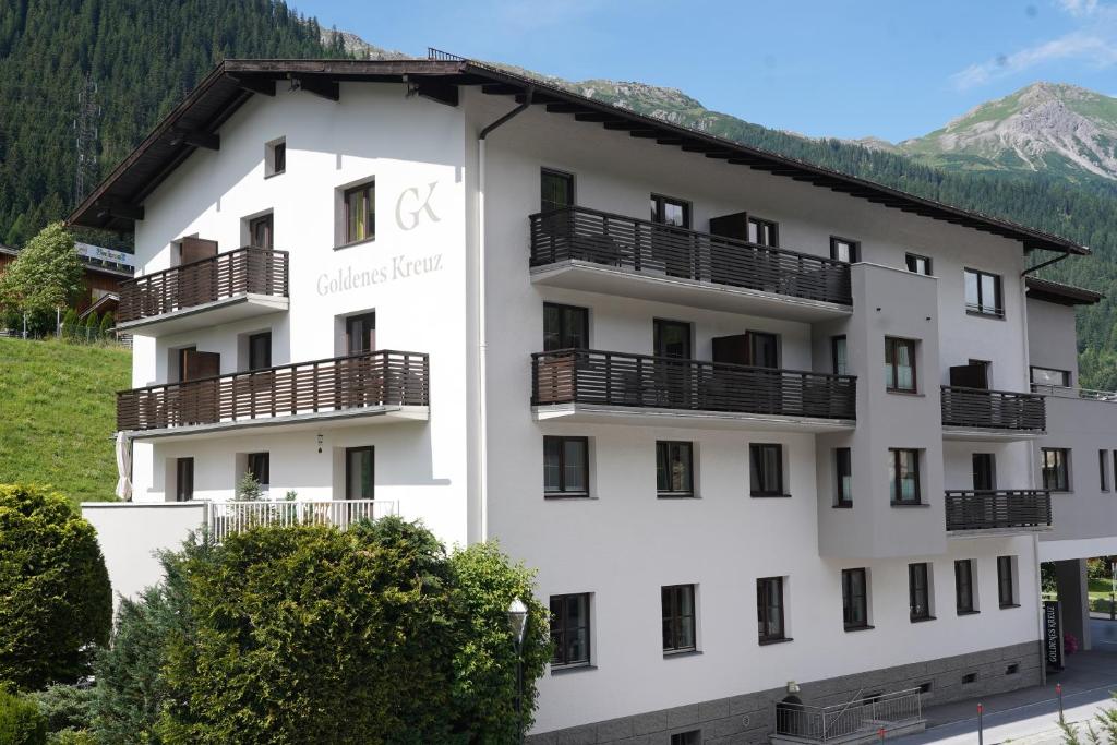 Quality Hosts Arlberg - Hotel Goldenes Kreuz B&B - Sommerkarte Premium inklusive - 3