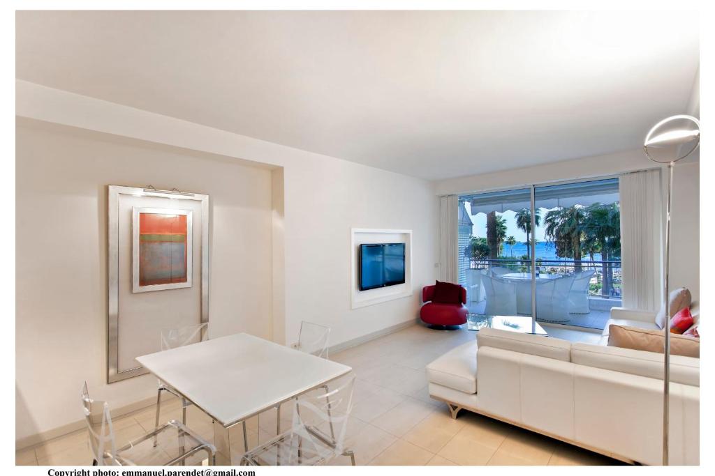 REF 761 - Cannes Croisette - Sea view apartment for rent - 4