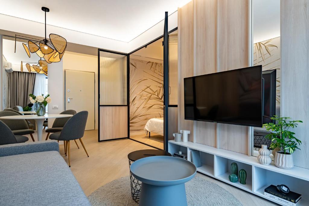 North by Urbanesq Cortina D