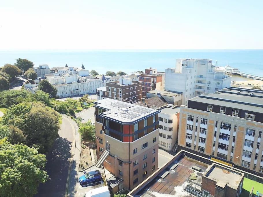 THE PAD by the beach Penthouse apartment with sunset and city views, Bournemouth