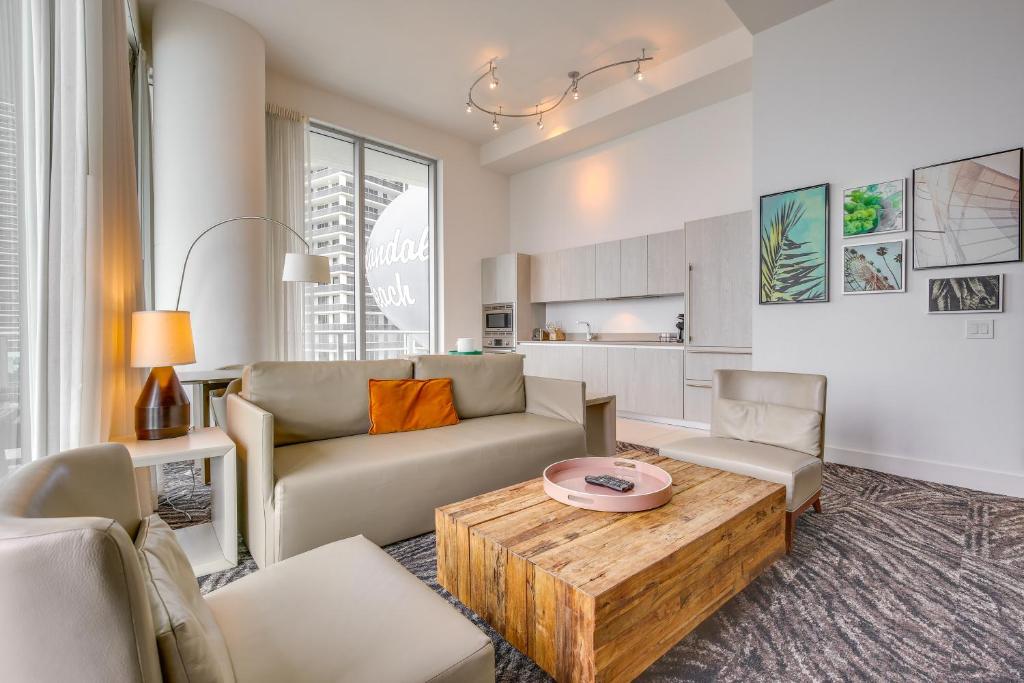 Steps to Sand Ocean-View Condo in Hollywood, Hollywood