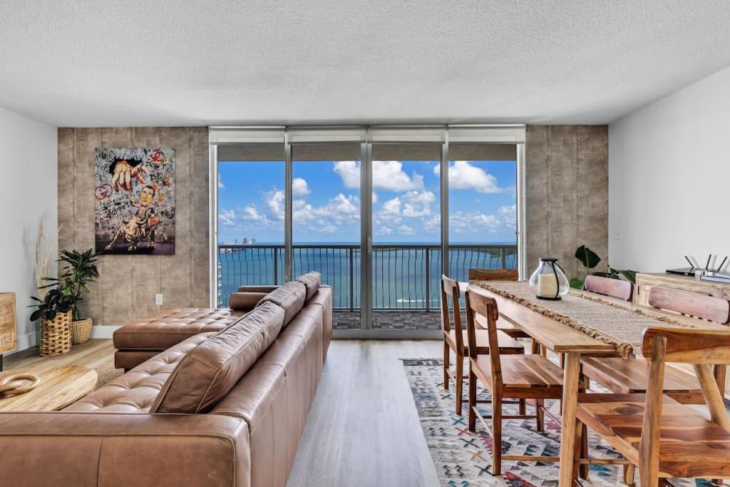 Dreamy Oceanfront Highfloor Corner Unit 2and2 plus Den, Miami