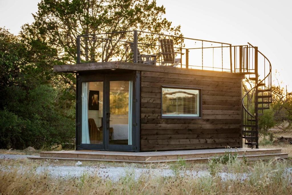 New The Perry Cozy Container Home, Fredericksburg