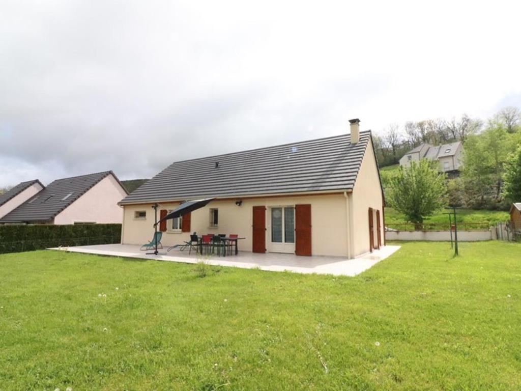 Gîte Riom-ès-Montagnes, 4 pièces, 5 personnes - FR-1-742-195