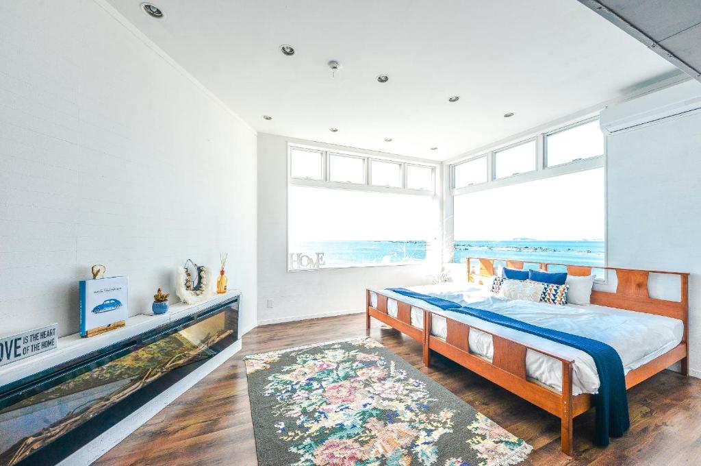 The House on the beach, Hajama