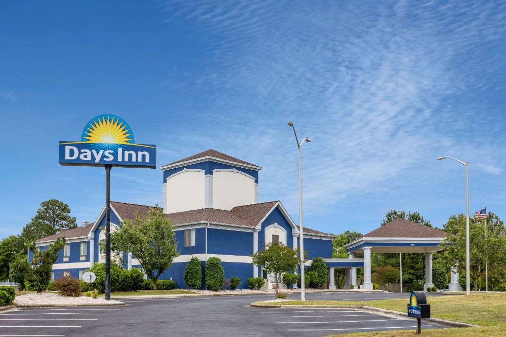 Days Inn by Wyndham Louisburg photo