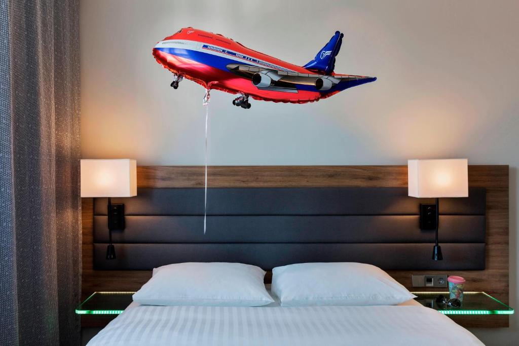 Moxy Vienna Airport photo