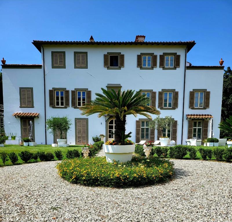LA VILLA APARTMENTS - Convenient for Sardinia and Corsica - 4-5 beds -Private Parking included with Camera - 2