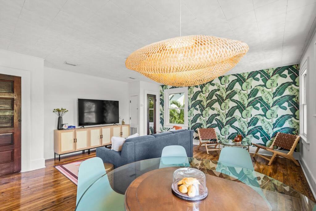 Julia Place, Sarasota