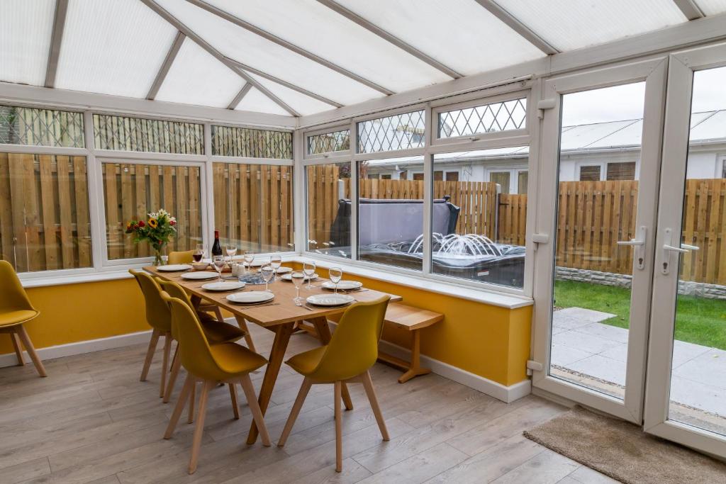 Detached Luxury 6 beds, Super Wi-fi, easy parking and Hot-tub