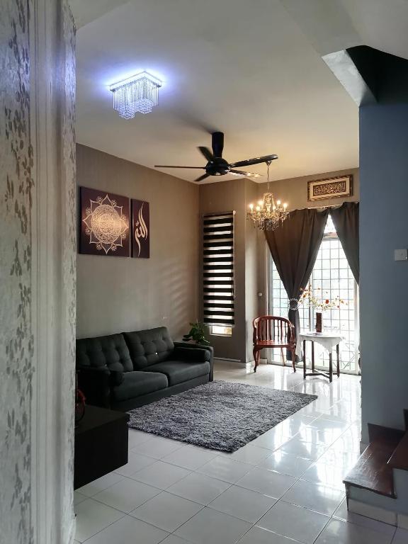 DKAMAR Homestay At Desaru, Fully Aircond, WiFi, Coway, Street View 4 min to Desaru Beach — Hotel in Desaru