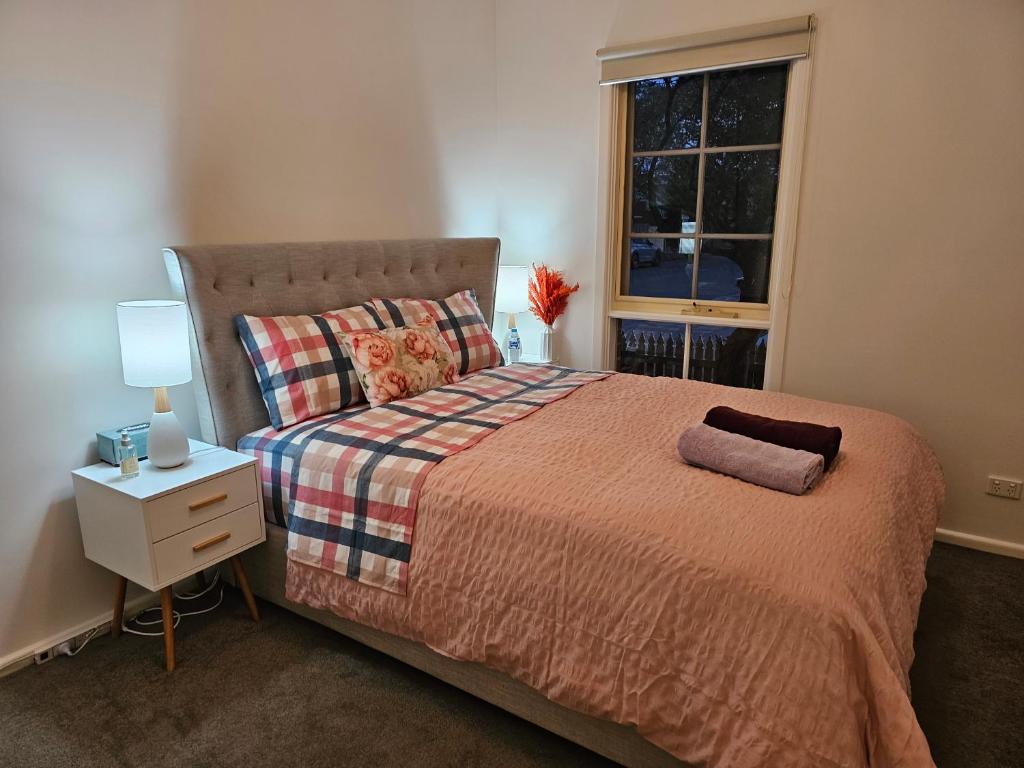 Charming Ground Level Haven in Kensington