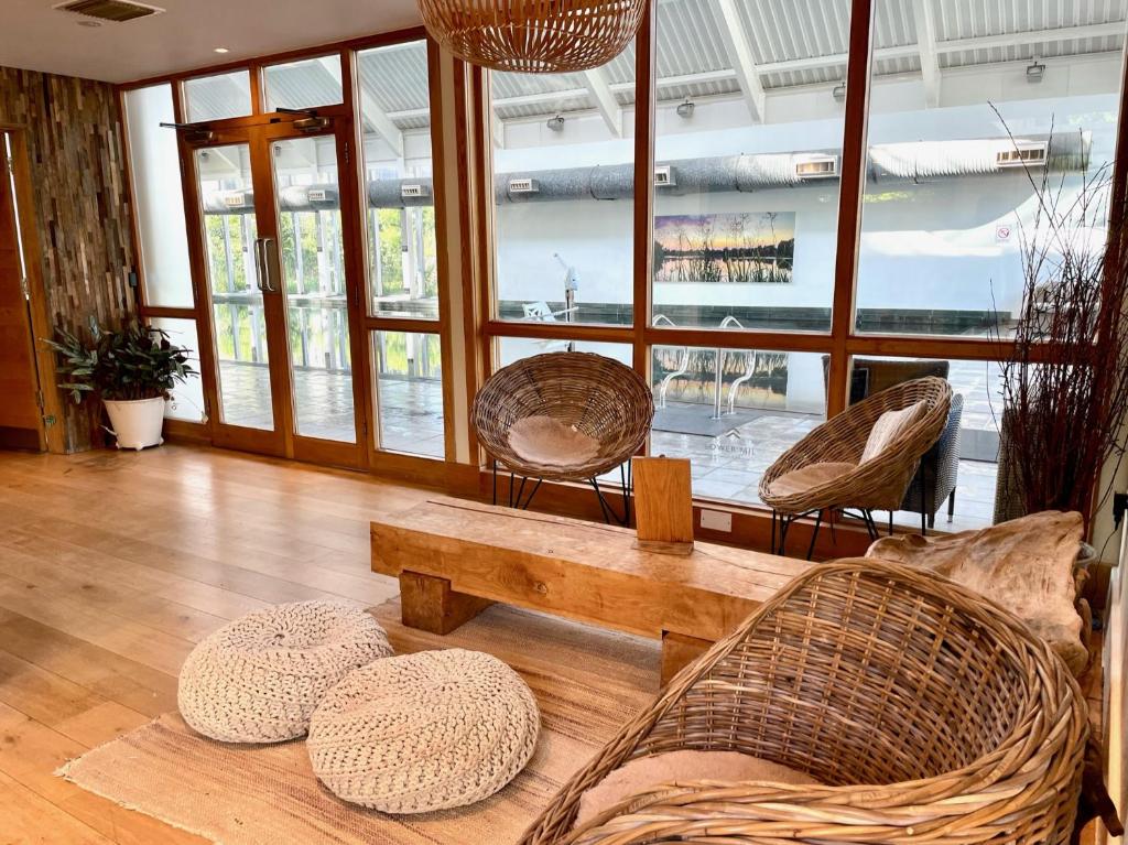Cosy Cotswold Lodge, Somerford Keynes photo 6