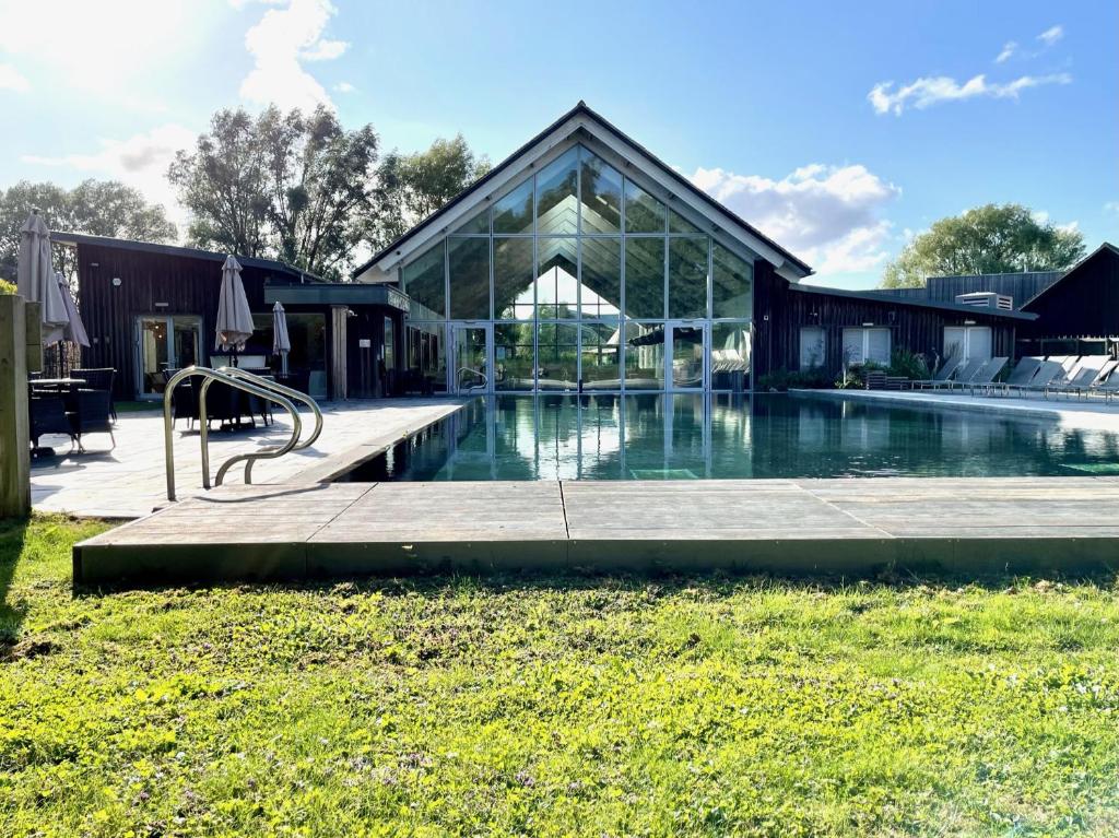 Cosy Cotswold Lodge, Somerford Keynes photo 3