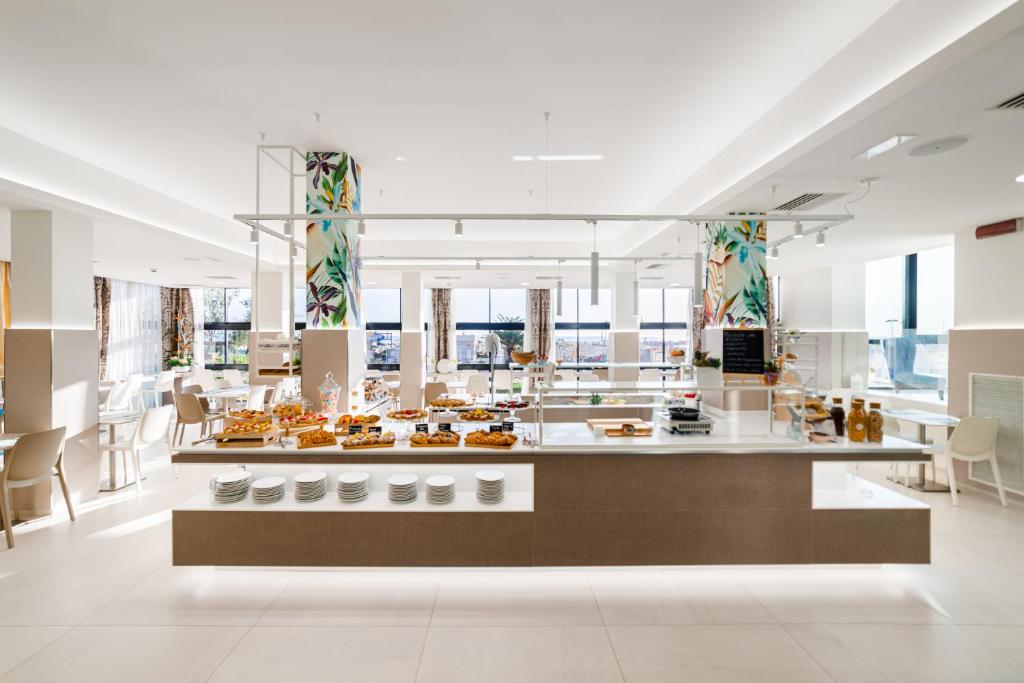 Hotel Ariane - BEACHFRONT, XXL Breakfast & Sea View - 3