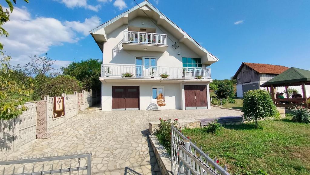 Domaćinsvo Stević - Sekurič, Belušić