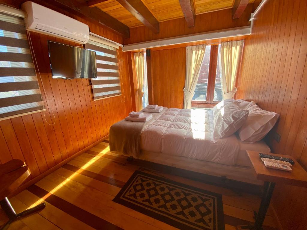 3. Hostal C..