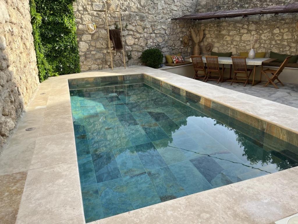 Maison en pierre avec piscine, 6 couchages, située au cœur de Mallemort, Provence. - FR-1-658-25 - 2