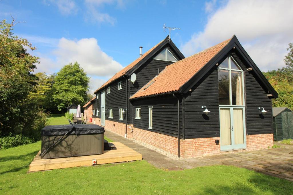 Old Oak Barn - Beautiful barn conversion with wonderful Jacuzzi hot tub, Stowmarket