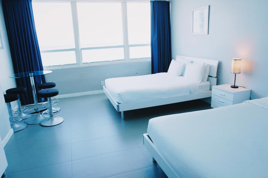 Castle 835 Oceanview studio on beach with pool, gym, bars, and FREE Parking, Miami Beach