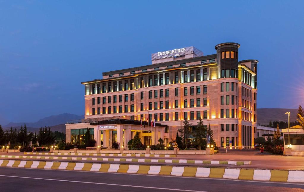 DoubleTree by Hilton Van photo