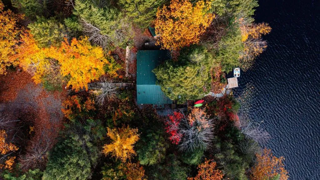 Panoramic Water Views , cozy house in Henniker ,NH，位于Henniker的酒店