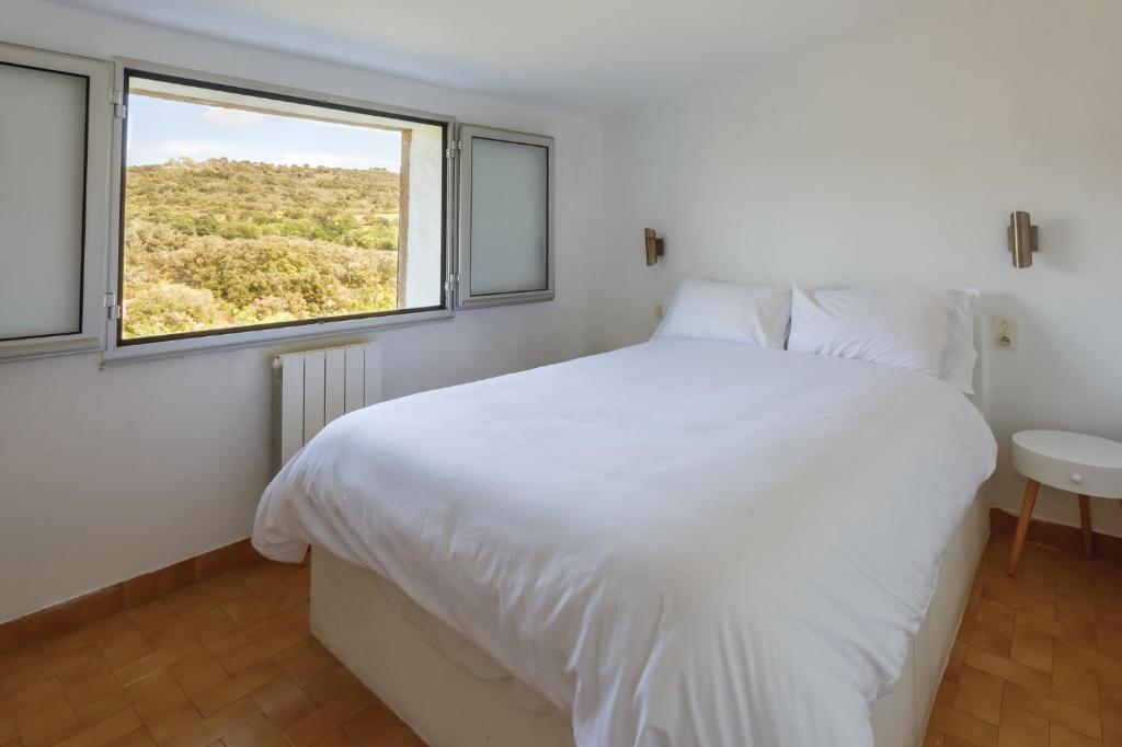 Cosy Apartment in Ancient Gabian with River and Vineyard Views, Gabian