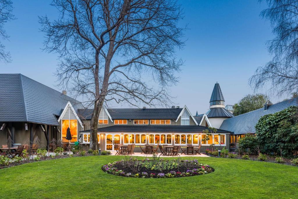 Exterior view, Chateau on the Park - Christchurch, a DoubleTree by Hilton in Christchurch