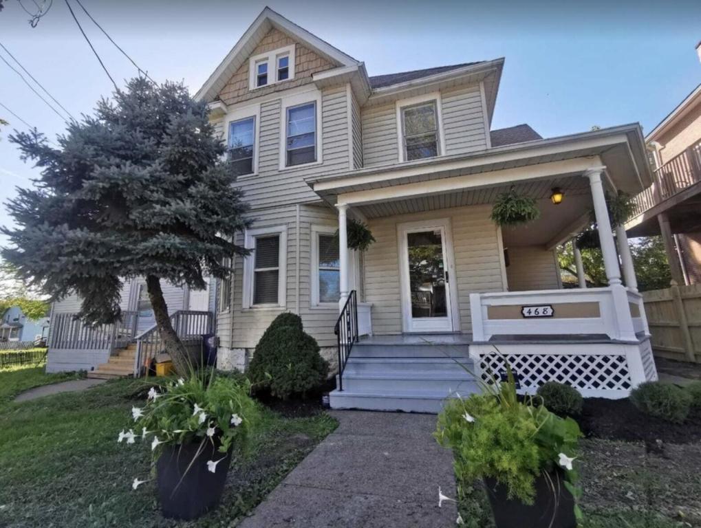 Prime location! 4 bedroom house located right next to the casino and the falls