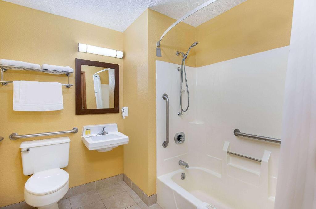 Super 8 By Wyndham Somerset photo