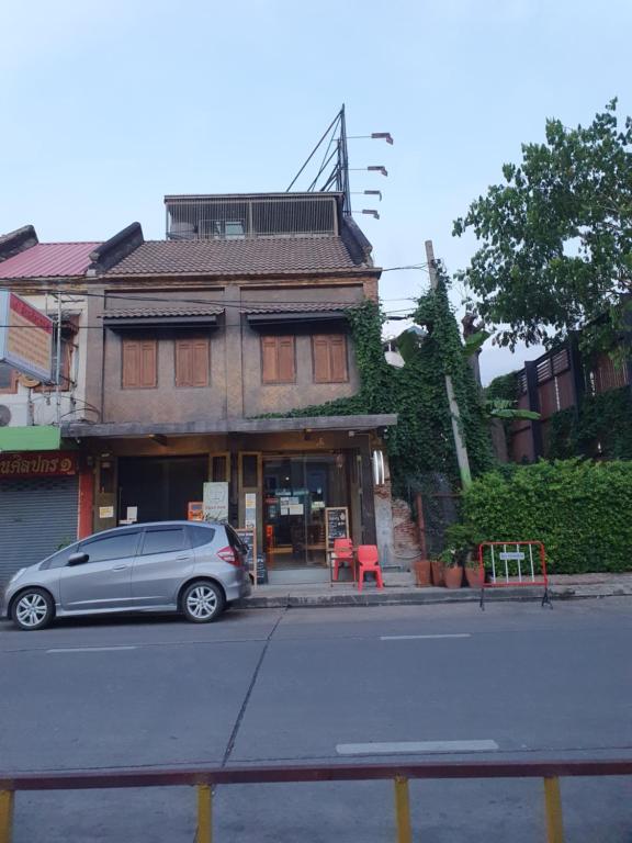 Baan Wualamphong photo