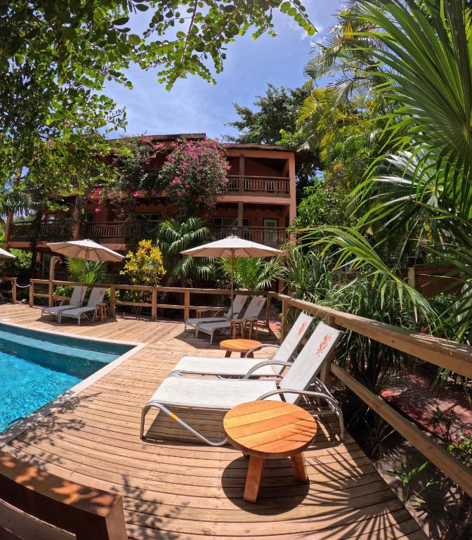 Hotel Posada Seremein Roatan photo