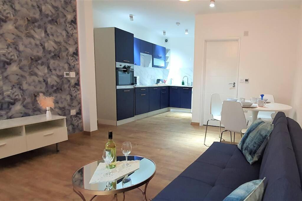 Glamour no2 Flat, Mansfield