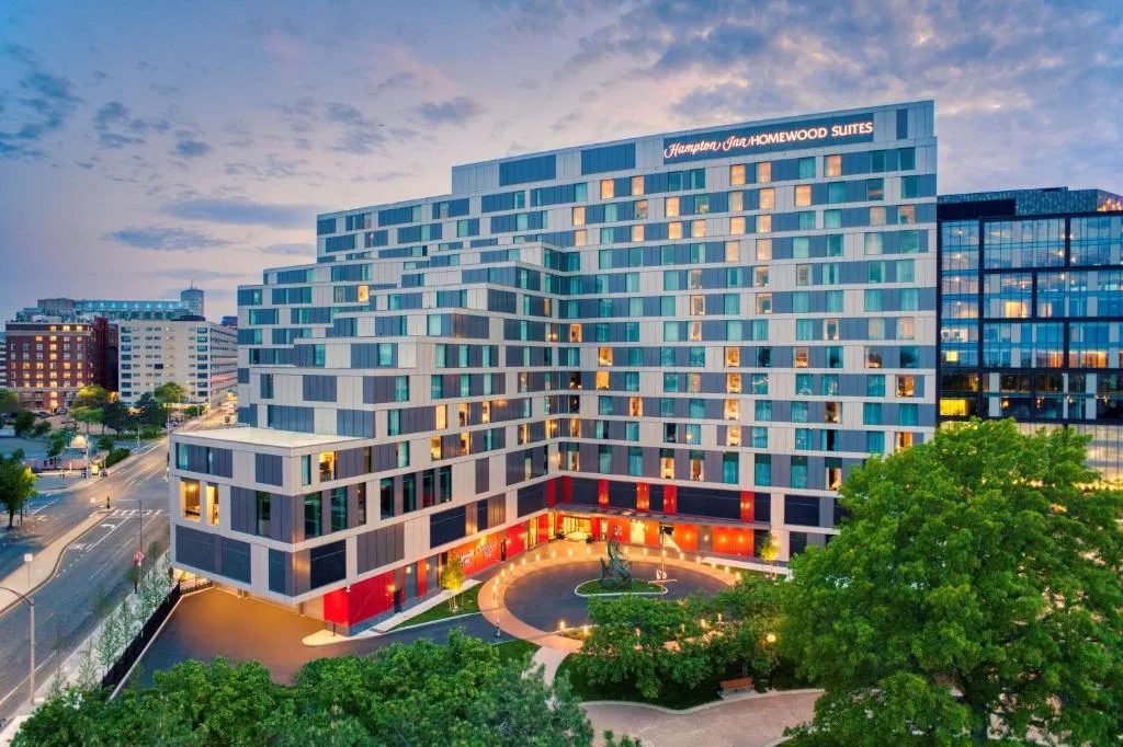 Hampton Inn Boston Seaport District，位于波士顿的酒店