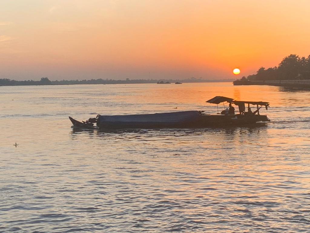 Khach san Cuu Long A, cho Vinh Long photo