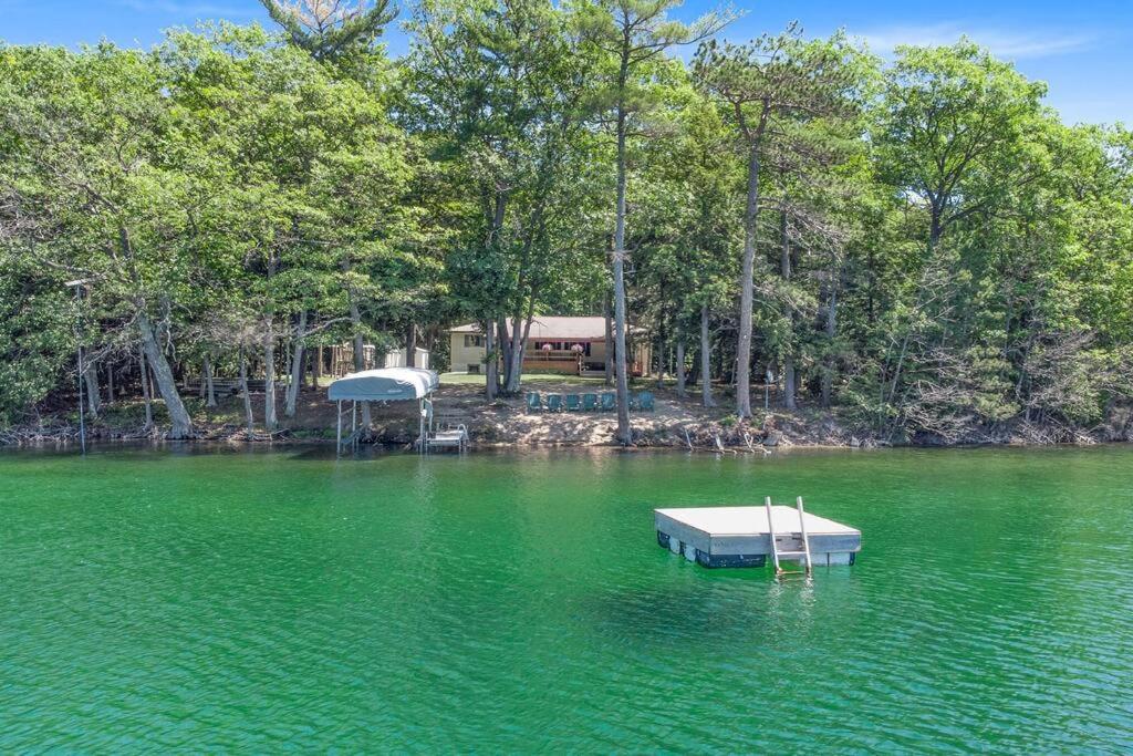 Lakeside Getaway with Hot Tub ビーチ