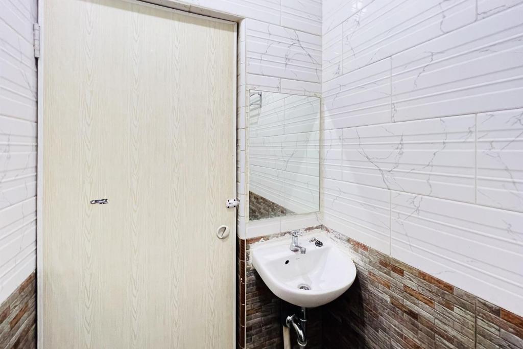OYO 89995 Damai Guest House photo