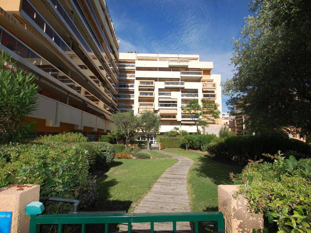 Grand studio climatisé avec alcôve et terrasse au centre de Menton - FR-1-196-288 - 2