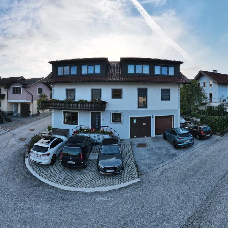 Gästehaus & Vinothek Strasser - 1