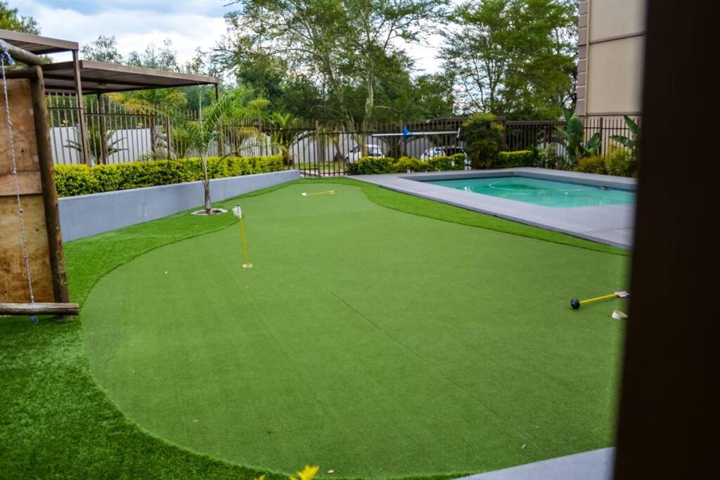 Peaceful gateaway - 2 bed apartment in Sunninghill with back-up power, Sandton