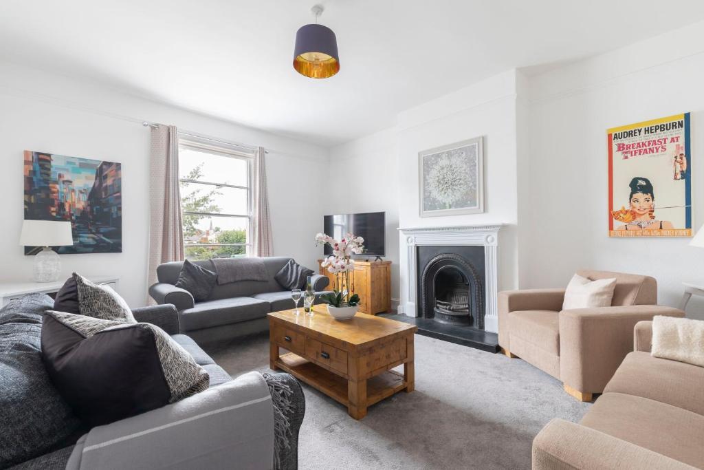 Fabulous, vibrant, town house, central Bath Road, Cheltenham